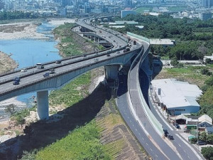 立元橋匝道通車。林重鎣