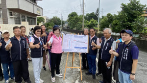 立委楊瓊瓔、台中市議員賴朝國辦理「潭子區潭富路二段160巷部分瓶頸路段拓寬」施工前說明會。
