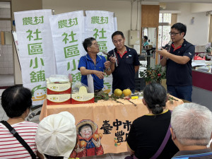 果樹產銷第一班謝敏榮班長教導民眾如何挑選香甜多汁的高接梨。
