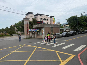 開學首日，員警在轄內各級學校門口執行護童勤務，協助交通指揮與安全維護，確保孩童安全進出校園。
