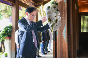 張市長獻花。