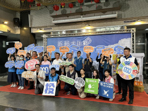 王副縣長與多位議員各鄉鎮代表宣布啟動拆貼大作戰。（記者扶小萍攝）