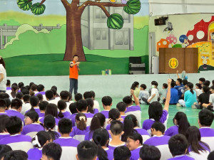 嘉義縣少年警察隊在開學日特別規劃員警前往轄內各重點學校，實施「入校入班」犯罪預防宣導活動／警方提供