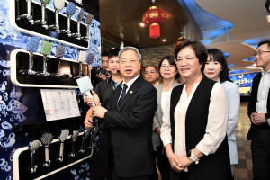 經濟部長龔明鑫於今日率領經濟部的主管官員，造訪彰化縣的新吉利衛浴設備公司，與彰化縣長王惠美、立委謝衣鳳及黃秀芳等人進行座談。圖／記者鄧富珍翻攝