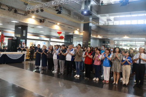 許縣長率團隊與同仁及大眾一同祈福。（記者扶小萍攝）