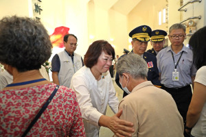 嘉義市今天舉行114年秋祭國殤祭典，市長黃敏惠致贈慰問金撫慰遺屬／嘉義市府提供
