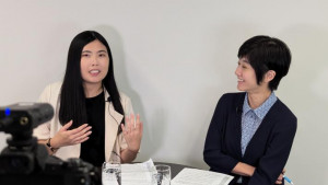 新竹縣政府社會處婦女及新住民科專員黃展瑩(左)錄製性別平等宣導直播。