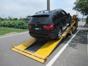 新竹分署至現場查扣車輛，並進行拍賣。(新竹分署提供)