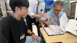 消保官劉興振與暑期工讀生孫勖宸配合產發處、經濟部至汽車業者稽查。