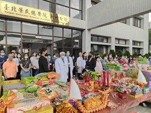臺北榮總新竹分院陳曾基院長率領各級主管及員工同仁祭拜。