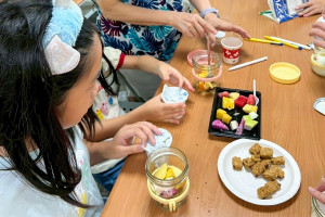 現場透過動畫認識食物五大類、有獎徵答增添趣味，並親手製作新鮮水果加含益生菌無糖優格與燕麥餅的優格杯，將正確飲食觀念帶回家。圖／彰基醫院提供