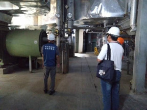 環保局人員前往遠東紡織廠房巡查製程狀況。