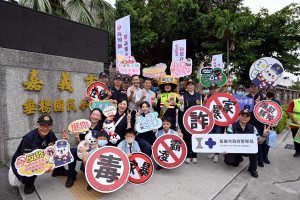 嘉義市政府警察局自9月1日至9月5日開學週期間，於全市20所國民小學校門口，展開一系列的交通安全宣導活動／警方提供