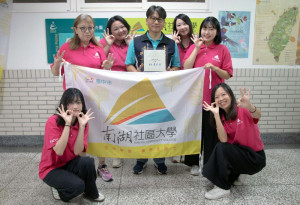 南湖社大連三年評鑑特優，南湖社大校務主任邱一峰(中)帶領社大夥伴用心深耕社區教育，深獲肯定。(圖/嶺東科技大學)