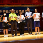 矽品精密人力資源處員工服務部林國仁部經理（右3）偕同林世賢市長分批頒發獎學金給學生。圖／記者鄧富珍翻攝