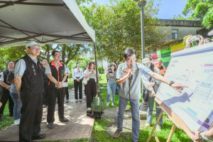 張市長聆聽工程簡報。