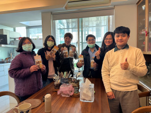 臺南市雅比斯生命關懷協會的「月映脆情中秋義式脆餅禮盒」，低油健康是嘴饞的好選擇