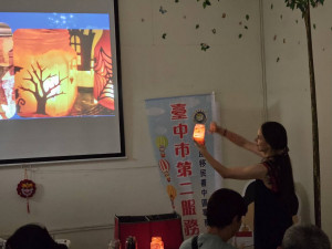 德國籍講師童德鴻指導新住民夫妻利用回收玻璃瓶製作家飾燈。