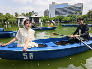 情定湖心亭 情侶一同划船浪漫升溫
