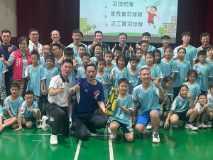運彩公會支持基層羽球運動，捐贈台中大勇國小羽球隊5000顆球。