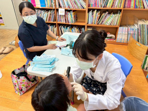 牙醫師入校園做兒童口腔篩檢。