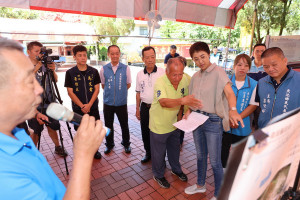 許縣長率縣府相關單位人員到魚池鄉聽取簡報與地方意見再現場會勘。（縣府提供）