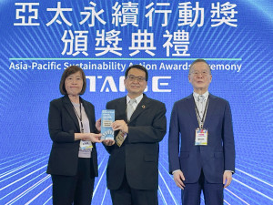 中市府祕書長黃崇典（中）榮獲「2025亞太永續行動獎-頂尖永續長獎」。