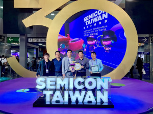 旭曜創新與tesa 大中華業務團隊（中間左一 旭曜創新業務負責人 魯德偉、中間右一 德國tesa 大中華區業務經理Norman Liu）。