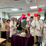 醫療團隊與家屬齊聚病房為周歲生日男嬰獻上祝福。