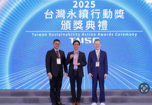 矽品精密榮獲「2025第五屆TSAA台灣永續行動獎」SDG09工業/創新基礎建設-金獎，由徐翊副總代表領獎。(中)