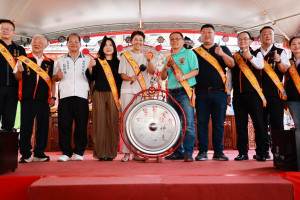 馬立委游立委許縣長為竹山大士爺文化祭開鑼。（縣府提供）