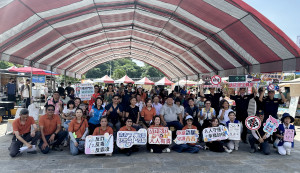 南投縣服務利他促進會結合公和部門舉辦公益園遊會宣導反詐等。（記者扶小萍攝）