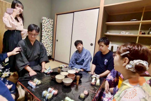 國際溝通英語系大四學生曾芃豪（左二）參加日本田園調布學園大學參加夏令營，學習茶道。（弘光科大提供）