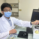 豐原醫院神經內科洪朝賢醫師提醒高齡或慢性病患者身體出現突發性抖動、單側無力或語言異常等症狀時，應儘速就醫檢查。