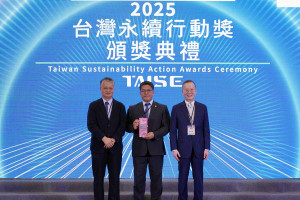 長庚大學李坤穆永續長(圖中)代表領取2025永續行動獎
