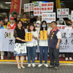 竹縣府勞工處代理處長蔡淑貞(前排左一)代表接受陳情。