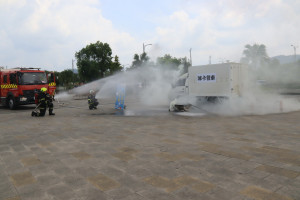 消防局救災演練胖卡餐車失火搶救情形。（記者扶小萍攝）