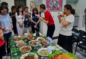 老師講評學員成果。
