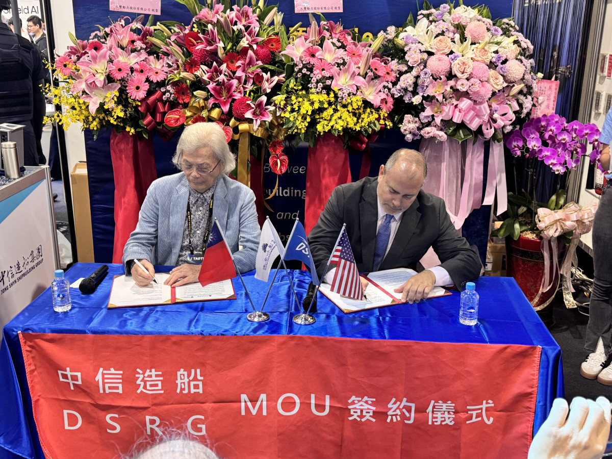 新晶投控促成美國 DSRG 與中信造船於TADTE簽署 MOU，左為中信造船董事長韓碧祥，右為DSRG董事總經理Edward Christian。（圖／新晶投控提供）