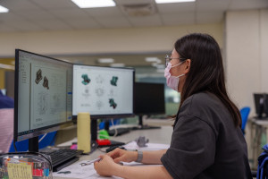 學員運用3D建模軟體熟悉產品設計與數位製造流程。