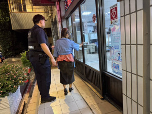 女子離婚又失業深夜海邊吹風， 大園警勸回安撫解心結。