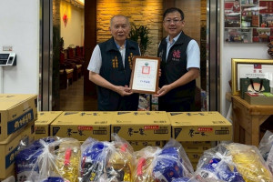 蘆竹區長李岳壇致贈感謝狀予捐贈單位南崁五福宮。