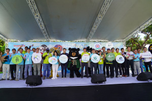 2025世界賞鳥博覽會眾嘉賓齊聚台中市民廣場揭開序幕。