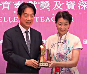 桃園市會稽國中倪同娟主任獲一一四年教育部師鐸獎，賴清德總統親自頒獎合影