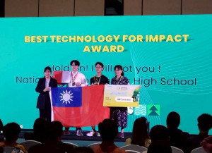 國立南投高中發明團隊站上國際舞台奪金牌。（南投高中提供）