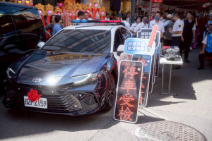 東寧宮捐贈警察局警車。