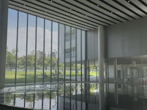 1樓大廳擁有無邊際水池，讓中央公園的綠意延伸到綠美圖建築物內