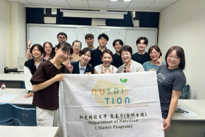 日本新潟醫療福祉大學師生和弘光科大營養系師生進行學術交流。（弘光科大提供）