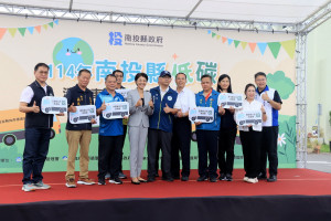 許縣長為13鄉鎮市增購清潔車授車。（記者扶小萍攝）