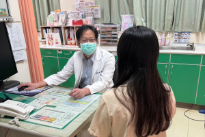 楊曉君為民眾說明子宮肌瘤與子宮腺肌症是最常見造成經血過多的原因。（圖非當事人）